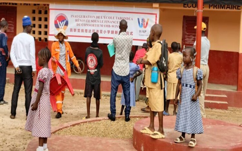 Accueil remise de l'école de tabondea.jpg 800x500